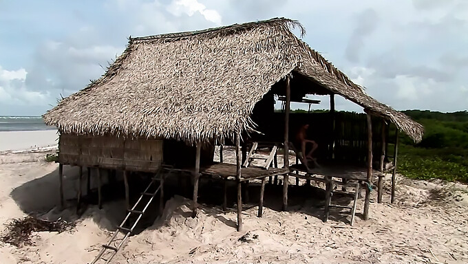 Sedotta su una casa in spiaggia: anale, ingoio di sperma e scopata all'aperto