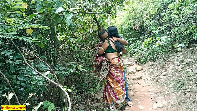 Femme au foyer indienne se livre à des rapports sexuels en plein air avec son mari et un étranger