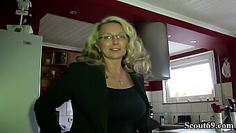 Milf Allemande À Gros Seins Dans Une Vidéo Maison