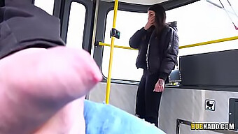 La voyeuse étudiante profite d'une masturbation publique dans un tram avec Stacy Sommers !