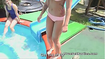 Fête de piscine en plein air avec des filles en bikini qui s'engagent dans un sexe de groupe