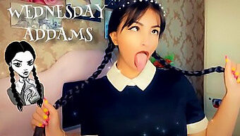 Tonårsflicka I Cosplay, Wednesday Addams, Ger En Slarvig Deepthroat-Avsugning