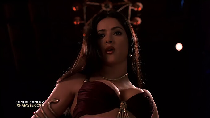 La seductora exhibición de lencería de Salma Hayek en una sensual escena