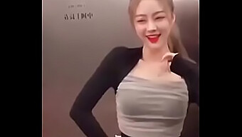 중국에서 가장 뜨거운 Tiktok 스타들이 뜨거운 오르가즘 댄스를 선보입니다