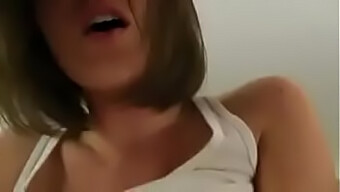 Krissy Lynns Titten Hüpfen, Während Sie Um Einen Cumshot In Ihr Bettelt