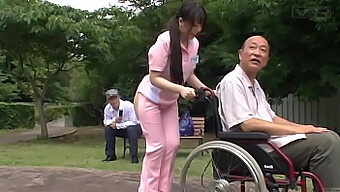 Cuidadora Japonesa Pillada En Un Extraño Encuentro Al Aire Libre Con Un Fetiche Inusitado