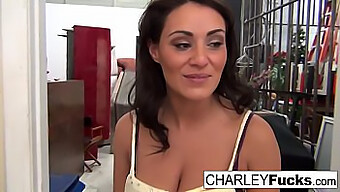 Charley Se Laisse Aller Au Plaisir Solo Et Affiche Son Superbe Corps Nu