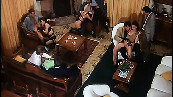 Scenă Clasică De Sex În Grup Într-Unul Dintre Cele Mai Bune Filme Porno Retro